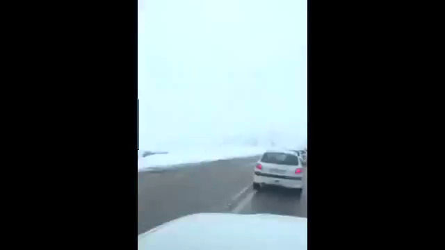 ویدیویی تحسین‌برانگیز از رانندگی قانون‌مند ایرانی‌ها در جاده برفی