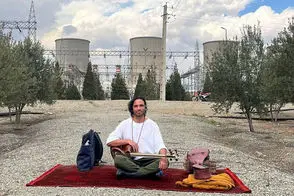 نوازندگی علی قمصری برای دومین روز در نیروگاه برق دماوند 