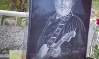 لیلا اوتادی بر سر آرامگاه خواننده قبل از انقلاب