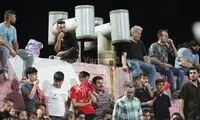 از در و دیوار استادیوم تماشاگر می‌ریخت!