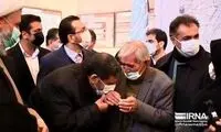‌ بوسه ضرغامی بر دست مرمتگر گنبد سلطانیه