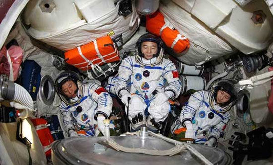 آدم فضایی ها در سفینه فضانوردان چینی را زدند!