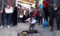 وحشت یک کودک از مامور یگان ویژه در خیابان