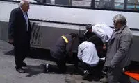 نجات راننده محبوس شده از زیر اتوبوس