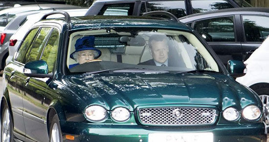 رانندگی ملکه انگلیس در 91 سالگی