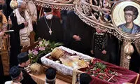 بوسیدن جسد اسقف اعظم که بر اثر کرونا درگذشت!