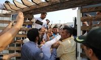 فاصله هوادار تا بازیکن استقلال، به اندازه یک بوسه!