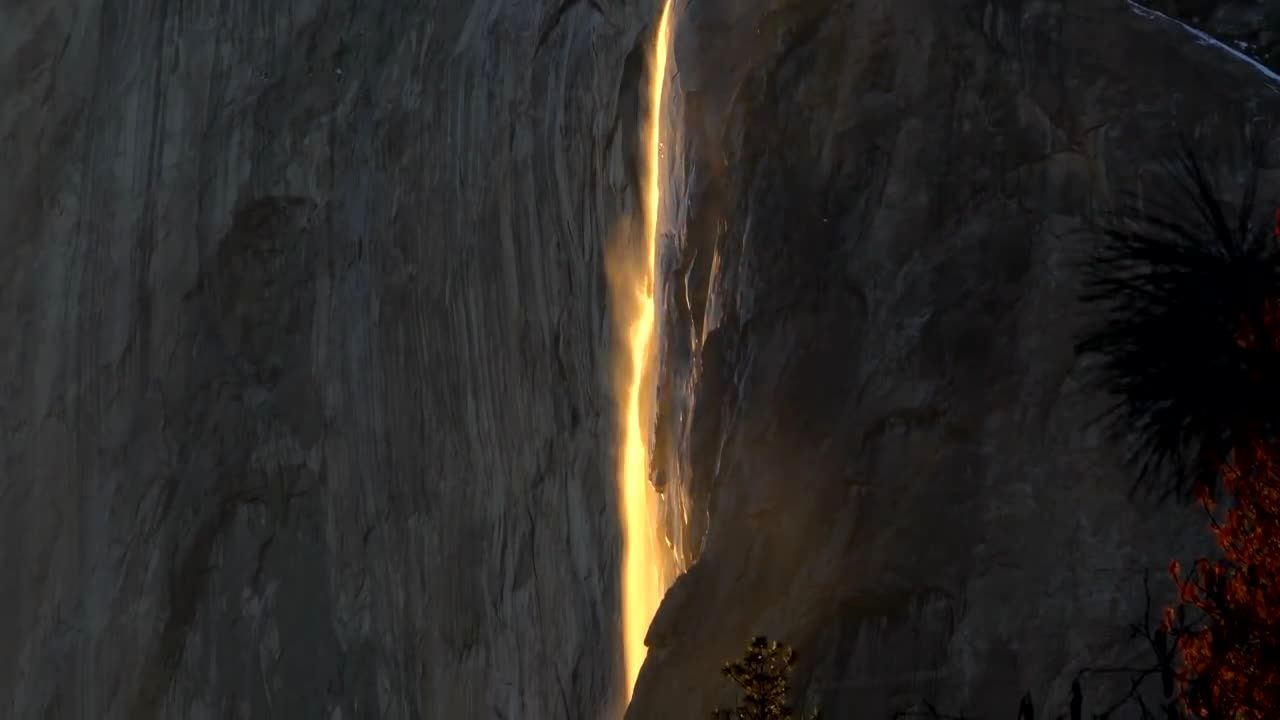 ویدئوی دیدنی از آبشار آتشین دم‌اسبی