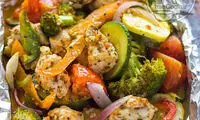 خوراک مرغ و سبزیجات در فویل، بدون نیاز به روغن