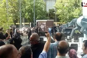 ویدئوی زشتی که از حاشیه مراسم خاکسپاری اکبر عبدی منتشر شد