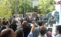 ویدئوی زشتی که از حاشیه مراسم خاکسپاری اکبر عبدی منتشر شد