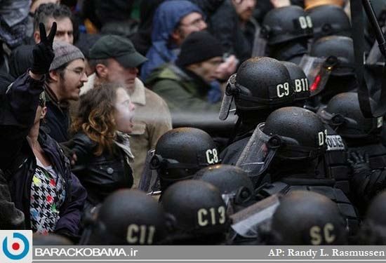 اسپری گاز فلفل در دهان زن معترض/ عکس
