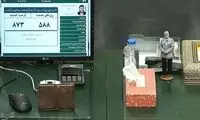 میز کار جالب یک نماینده شیفته خدمت