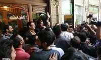 عکس: کاندیدای انتخابات در حال خرید کفش