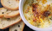 طرز تهیه تخم مرغ نیمرو در فر، با پنیر و سبزیجات