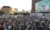 پوشش متفاوت یک زن در مراسم جشن غدیر
