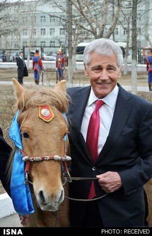 وزیر دفاع آمریکا کشک‌خورد،اسب هدیه گرفت!