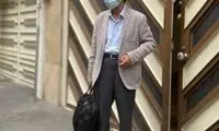 تصاویرِ خاص از احمدی‌نژاد رو به روی درب منزلش