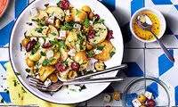 طرز تهیه سالاد سیب زمینی با زیتون و پنیر فتا