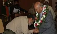 بوسه فرمانده کل ارتش بر دستان پدر توپخانه ایران