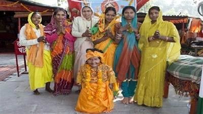 عبادت زنی در هند به دلیل قد کوتاه! +عکس