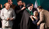 دست بوسی حاج منصور بر دستان رئیسی