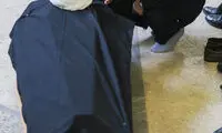 عکس: احمدی‌ نژاد در کنار پیکر آیت‌ الله