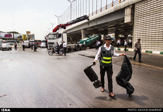 عکس: واژگونی تانکر سوخت در جاده مخصوص