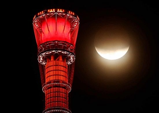 ماه‌گرفتگی در کنار برج مخابراتی