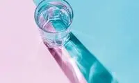 خواص و مضرات نوشیدن آب قبل از خواب شب