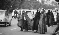 تصویر اولین زنی که بعد از انقلاب گواهینامه رانندگی گرفت