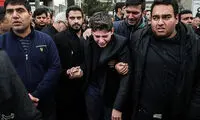 بی‌تابی فرزند مرحوم نوربخش در مراسم تشییع پدر