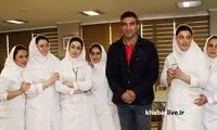 عکس یادگاری عابدزاده با دختران پرستار