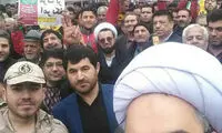 سلفی امام‌جمعه بیله‌سوار با راهپیمایان ۲۲ بهمن