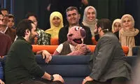 عروسک آوازه‌خوانی که بالاتر از تمام تلویزیون ایستاده!