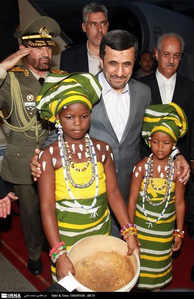 عکس: احمدی نژاد و دختربچه های آفریقایی