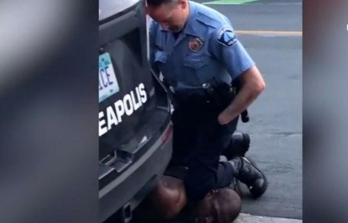 فشار زانوی پلیس آمریکا مرد سیاه پوست را کُشت