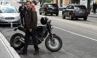 صف تماشاگران برای تماشای بازیگر ضد قهرمان