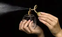 عوامل حساسیت زا؛ از نرم کننده‌ها تا عطر و ادکلن