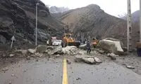 هشدار سقوط سنگ از ارتفاعات  یک جاده پرتردد