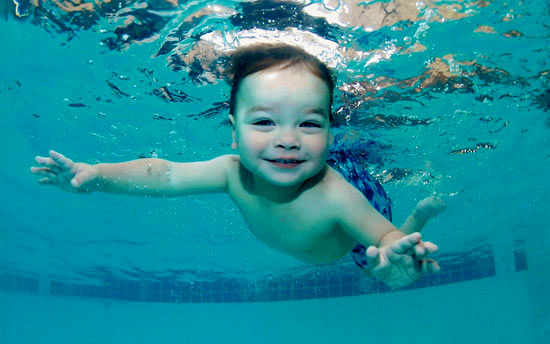 کودک از چه سنی می تواند آموزش شنا ببیند؟