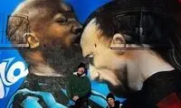 نقاشی دیواری به شکل دعوای زلاتان و لوکاکو