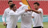 صلاح با کمک همبازی‌ها پیراهن به تن کرد