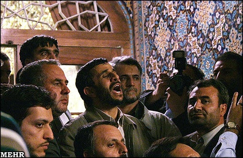 احمدی‌نژاد در حال گفتن اذان !