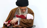 اذان گفتن رهبر انقلاب در گوش یک نوزاد