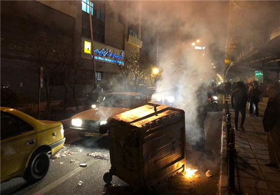 خسارت به اموال عمومی در خیابان انقلاب