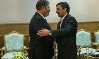 استقبال محمد مرسی از احمدی‌ نژاد در مصر