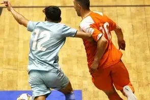 صحنه عجیب در لیگ برتر؛ هوادار معترض در تور گیر افتاد!