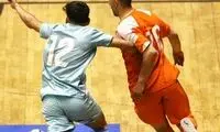 صحنه عجیب در لیگ برتر؛ هوادار معترض در تور گیر افتاد!