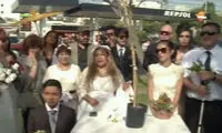 ازدواج گروهی زنان جوان با یک درخت